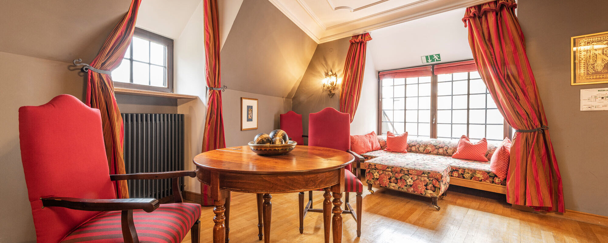 Ein nobles Zimmer mit Holzboden Möbeln aus der Biedermeierzeit.