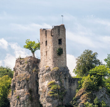 Bekannte Burg in der Fränkischen Schweiz auf einem Hügel