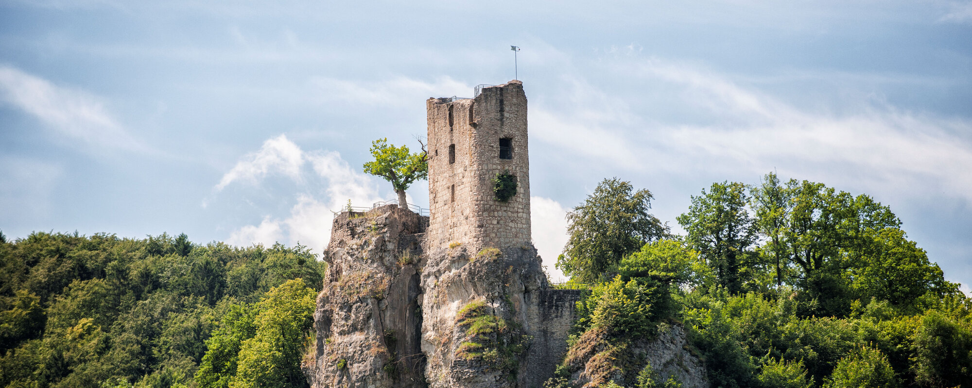 Bekannte Burg in der Fränkischen Schweiz auf einem Hügel