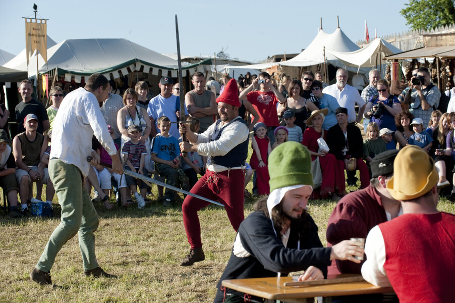 Schausteller stellen einen mittelalterlichen Kampf dar.